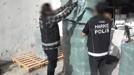 Esenyurtta kargo firmasına operasyon Buzdolabında 28 kilogram metamfetamin ele geçirildi