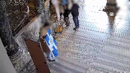 Ayasofya Camiinde dini ve ideolojik içerik taşıyan sembolik bayrak açan 2 şüpheli tutuklandı