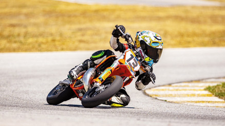 Babadan oğula şampiyonluk... 7 yaşında pistlerin tozunu atıyor