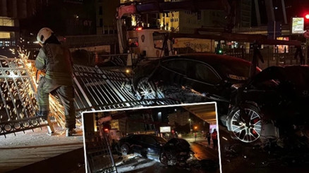 Şişli’de lüks otomobil demir korkuluklara çarptı: 3 yaralı