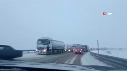 Kop Dağı Geçidi’nde buzlanma ulaşımı aksattı