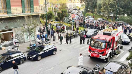 Napoli’de film gibi soygun 25 kişi rehin alındı