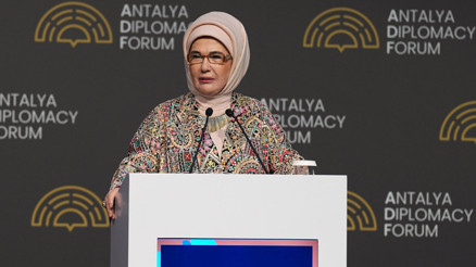 Emine Erdoğandan Antalya Diplomasi Forumunda Filistinli çocukların eğitimi için çağrı
