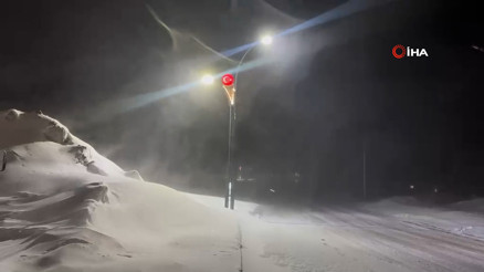 Karayazı’da kar ve tipi etkili