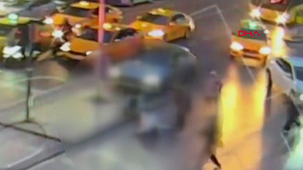 Şişli’de otomobilin çarptığı direk Mısırlı turistin üzerine devrildi