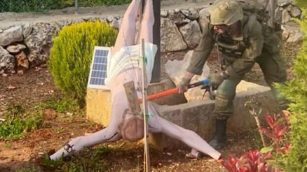 İsrail askerinden İsa heykeline çirkin saldırı