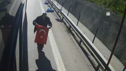 İstanbulda otobüs şoförünün yoldaki Türk bayrağını yerden alması kamerada