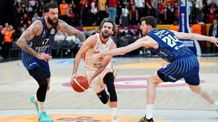 Anadolu Efes, Galatasarayı deplasmanda yendi