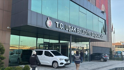 Uşak Belediyesi’ne yönelik rüşvet soruşturmasında gözaltına alınan 28 şüpheli İstanbul’a getirildi Uşak Belediyesi’ne yönelik rüşvet soruşturmasında gözaltına alınan 28 şüpheli İstanbul’a getirildi
