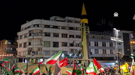 İranın başkenti Tahranda binlerce kişi ABD ve İsraili füzeler eşliğinde protesto etti