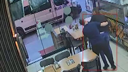 Nefes borusuna yiyecek kaçan müşteri Heimlich manevrasıyla kurtarıldı