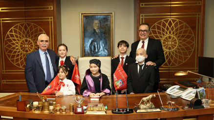 AYM Başkanı Kadir Özkaya, lösemi tedavisi gören çocukları misafir etti