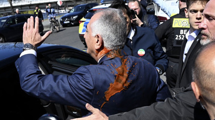 Pehlevi’ye Berlinde kırmızı sıvı atıldı