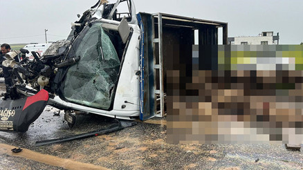 Kamyonet ile otomobil çarpıştı: 2 ölü, 3 yaralı