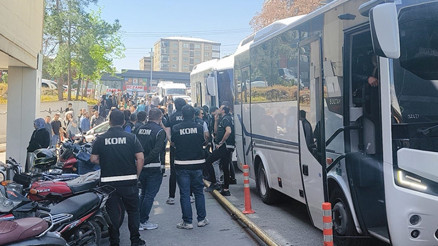 Aralarında eski başkan da var Belediyeye yönelik operasyonda 46 şüpheli adliyeye sevk edildi