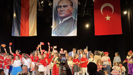 Hannover’de 23 Nisan Coşkusu: Çocuklar ve Çok Kültürlülük Vurgusu Öne Çıktı