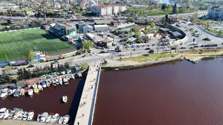 Küçükçekmecedeki Menekşe Deresinin rengi değişti Yaz ayında burada aşırı derecede pis koku oluyor