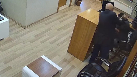 Belediye personeline satırla saldırı anı kamerada