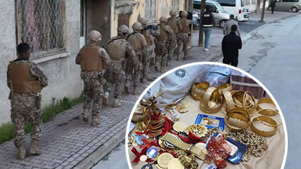 Kendilerine galerici ve emlakçı görüntüsü vermişlerdi Özel harekat baskın yaptı: Evlerinden servet çıktı Kendilerine galerici ve emlakçı görüntüsü vermişlerdi Özel harekat baskın yaptı: Evlerinden servet çıktı