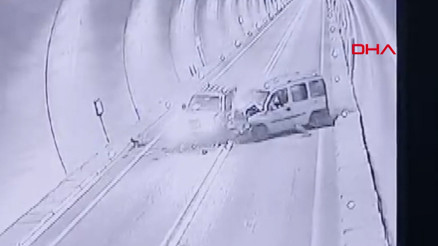 Artvin’de tünelde 7 kişinin yaralandığı kaza kamerada