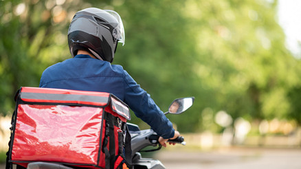 Köpekten kaçan kurye Porsche’ye verdiği zararı ödemeyecek