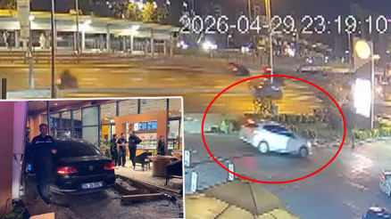 Bakırköyde otomobil kafeye daldı: 6 yaralı Bakırköyde otomobil kafeye daldı: 6 yaralı