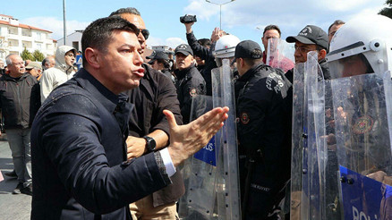 Polise saldırmakla yargılanan belediye başkanına 5 ay hapis Polise saldırmakla yargılanan belediye başkanına 5 ay hapis