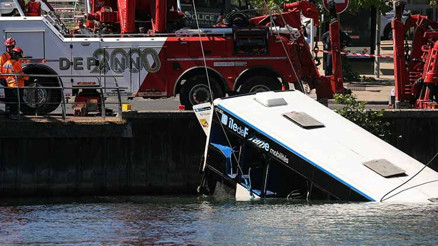 Fransada korku dolu anlar Yolcularıyla nehre uçtu