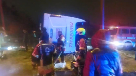 Balıkesirde yolcu otobüsü devrildi: 3 kişi hayatını kaybetti, 30 yaralı
