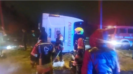 Balıkesirde yolcu otobüsü devrildi