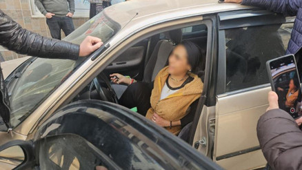 Hırsızlık için girdiği otomobilin sahibine yakalandı Bu araç benim, asıl hırsız sizsiniz diyerek direnen şüpheli tutuklandı Hırsızlık için girdiği otomobilin sahibine yakalandı Bu araç benim, asıl hırsız sizsiniz diyerek direnen şüpheli tutuklandı