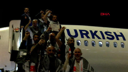 Küresel Sumud Filosu aktivistlerini taşıyan uçak İstanbulda Küresel Sumud Filosu aktivistlerini taşıyan uçak İstanbulda