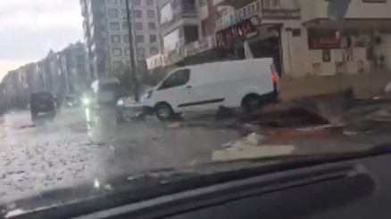Gaziantep ve Şanlıurfada süper hücre fırtınası... Bir ölü, 40 yaralı Gaziantep ve Şanlıurfada süper hücre fırtınası... Bir ölü, 40 yaralı