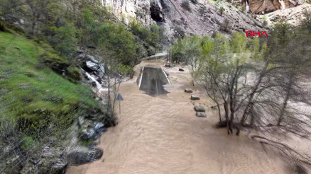 Munzur Çayı taştı, kara yolu trafiğe kapandı
