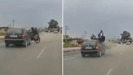 Hatayda otomobilin motosiklete çarptığı kaza kamerada