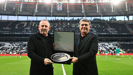 Sergen Yalçına 100. maç özel plaket