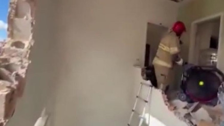 Küçük uçak binaya çarptı: 3 ölü