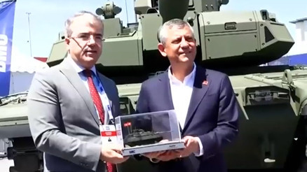 CHP lideri Özel, SAHA EXPO 2026yı ziyaret etti
