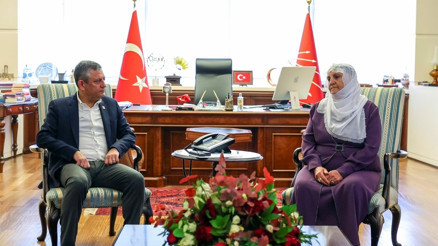 CHP Genel Başkanı Özgür Özel, Barış Annelerini kabul etti