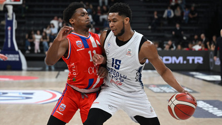 Anadolu Efes evinde farklı kazandı