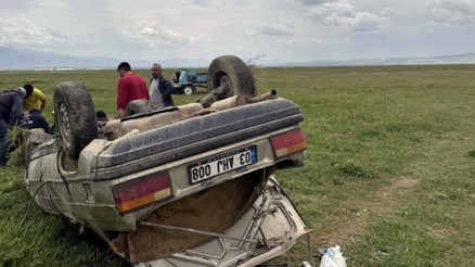 Feci kaza… Takla atan otomobil şarampole devrildi: 1 ölü, 5 yaralı