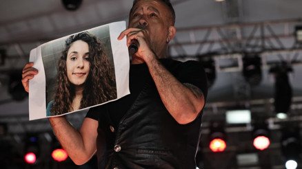Haluk Levent, Tunceli konserinde Gülistan Doku’yu unutmadı Haluk Levent, Tunceli konserinde Gülistan Doku’yu unutmadı