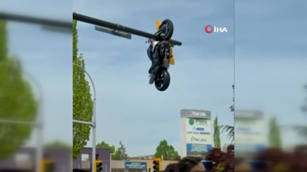 Kazada savrulan motosiklet trafik ışıklarında asılı kaldı