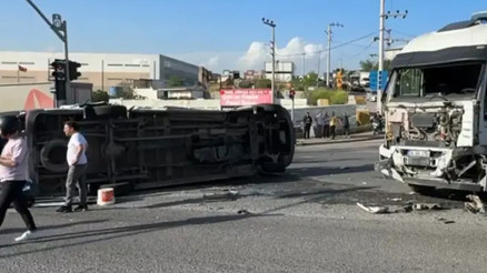 TIR ile çarpışan işçi servisi devrildi: 8 yaralı