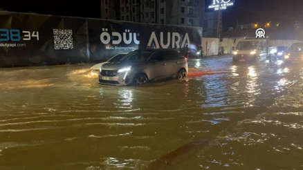 Kayseride etkili olan sağanak, yaşamı olumsuz etkiledi
