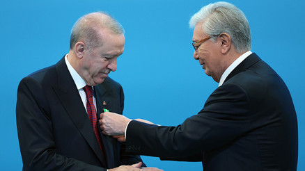 Ahmet Yesevi Nişanı ilk kez Cumhurbaşkanı Erdoğana takdim edildi | Önümüzdeki dönemi inşallah Türk Dünyası Yüzyılı yapacağız
