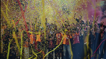 Galatasaray 26. şampiyonluğunu kutladı Sarı-kırmızılılar kupasına kavuştu Galatasaray 26. şampiyonluğunu kutladı Sarı-kırmızılılar kupasına kavuştu