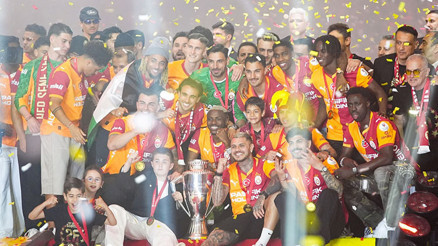 Şampiyon Galatasaraydan 4x4lük kutlama