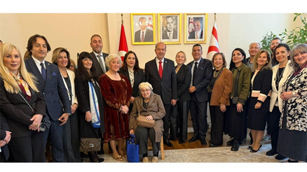 Londra’da sanat ve edebiyatın buluştuğu etkinliğinde Kıbrıs Türk kültürü tanıtıldı Londra’da sanat ve edebiyatın buluştuğu etkinliğinde Kıbrıs Türk kültürü tanıtıldı