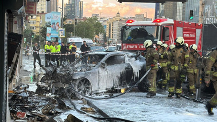 Şişli’de otomobil iş yerine girdi, yangın çıktı